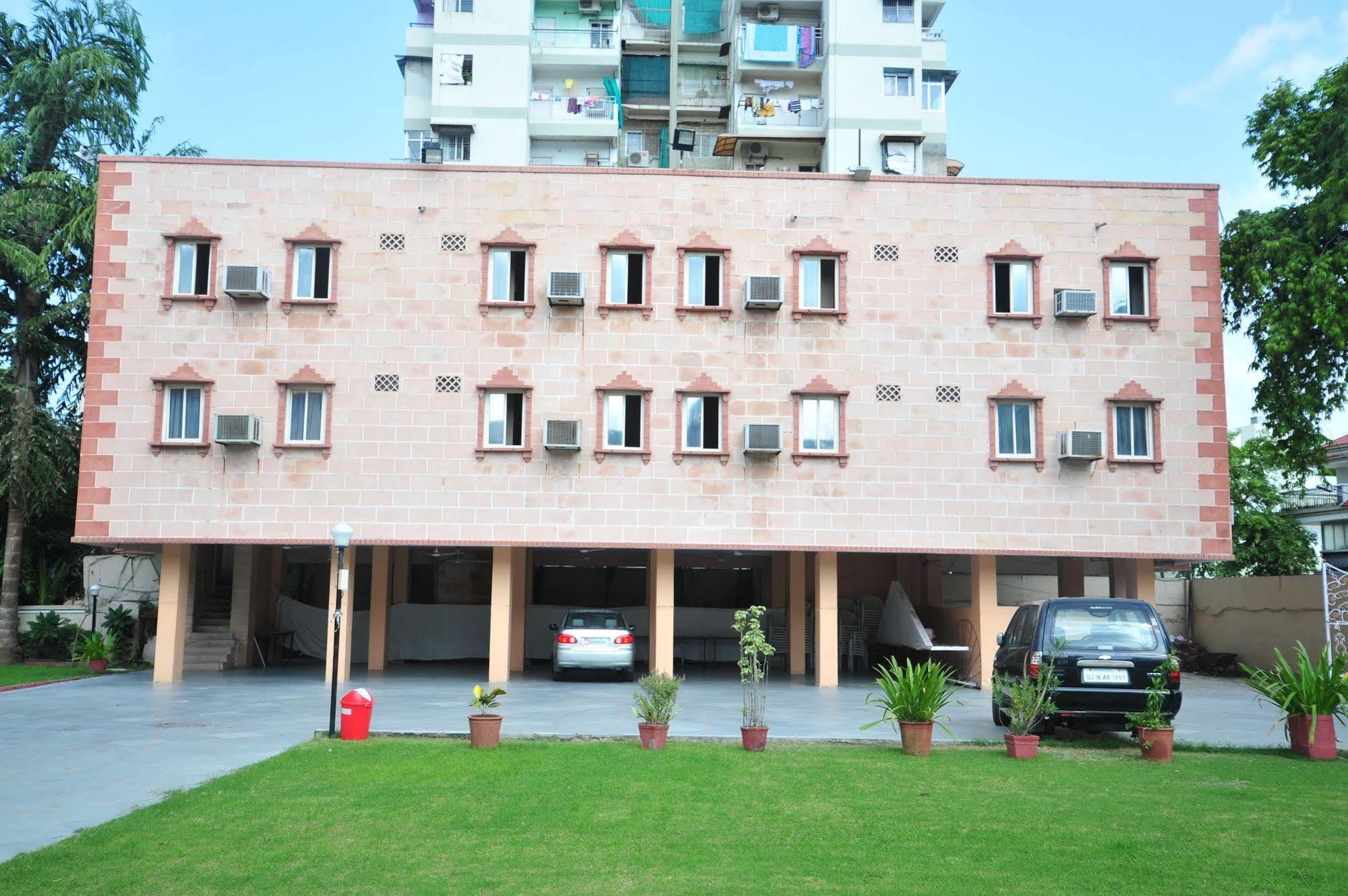 Hotel Siddhartha Palace Ahmedabad Exterior foto
